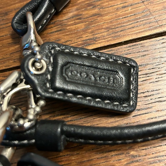 COACH wristlet with turn lock closure. Black and silver - Picture 7 of 9